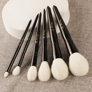 Set professionale di 6 pennelli da trucco neri dotati di morbide setole bianche.
