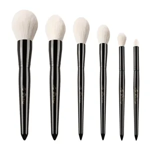 Set di 6 pennelli da trucco con manico nero e setole bianche morbide per viso e occhi.