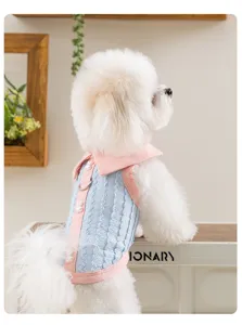 Vue détaillée du joli polo pour animal de compagnie avec col contrasté et tissu respirant.