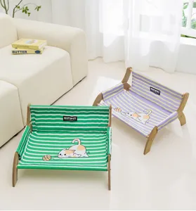 Comodo lettino per gatti in legno a righe con simpatico motivo di gatto che gioca con la palla.