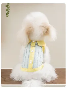 Chemise polo respirante d'été pour petits chiens chats, design bicolore avec jolis boutons.