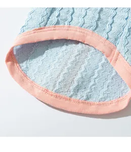 Vue détaillée de la chemise pour animaux respirante bleue et rose pour petits chiens et chats.