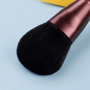 Professioneller großer Make-up-Pinsel mit weichen, dichten Borsten für makelloses Auftragen.