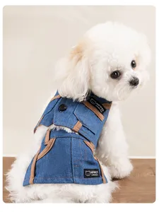 Dettagli del set gilet e gonna in denim per cani, con cuciture fini e tessuto raffinato.