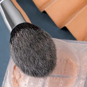 Pinceau poudre flamme professionnel avec poils doux et denses pour un maquillage parfait.