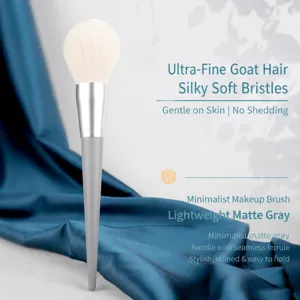 Professioneller Make-up-Pinsel mit weichen Borsten und grauem Griff für das tägliche Make-up.