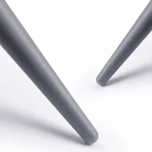 Professioneller einzelner Schminkpinsel mit massivem, mattem Holzgriff für makelloses Make-up.