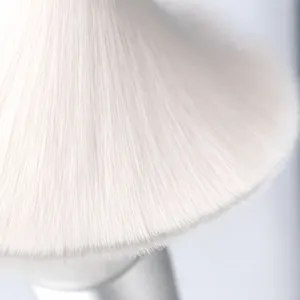 Weicher Puderpinsel mit dichten weißen Borsten für ein gleichmäßiges Make-up.