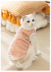 Schattig beren fleece vest detail, zachte roze winter huisdierkleding voor honden en katten.