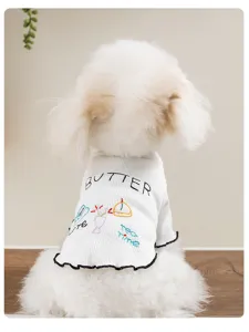 Detail van wit geribbeld huisdier t-shirt met schattig geborduurd middagthee ontwerp.