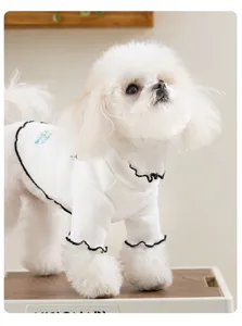 Gedetailleerd overzicht van het schattige witte huisdiershirt met zwarte rand voor honden.