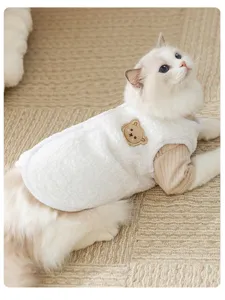 Detailweergave van het zachte teddy fleece huisdierenvest met een mooie berenborduur.