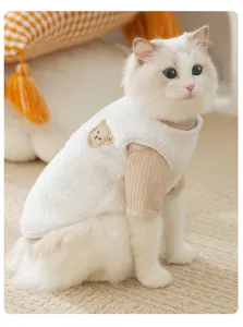 Gedetailleerd overzicht van een huisdier vest set met fleece en berenborduurwerk.