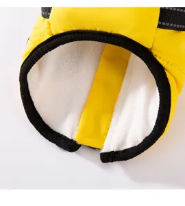 Gedetailleerd shot van winter dikke huisdier hond warme windjack vest met fleece.