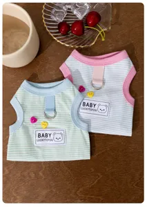 Gestreepte schattige huisdier hond kat vest met D-ring en hartknoppen voor de zomer.
