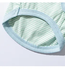 Detail van huisdierkleding in zacht katoen met streepjespatroon en blauwe ribboord.