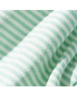 Detail van katoenen gebreide stof met groen-witte strepen zachte textuur close-up