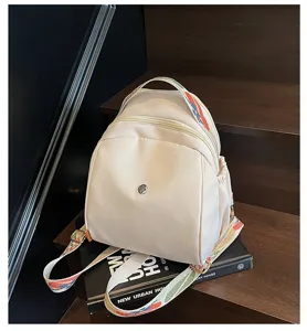 Vista dettagliata dello zaino casual crema con spallacci colorati, elegante accessorio.
