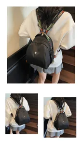 Vista dettagliata dello zaino da donna elegante con spallacci colorati e finitura in nylon nero.
