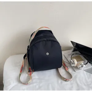 Zainetto nero casual da donna con spallacci floreali etnici per viaggi quotidiani.
