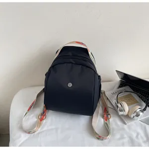 Zaino casual da donna piccolo con spallacci fantasia, ideale per viaggi scolastici e tempo libero.