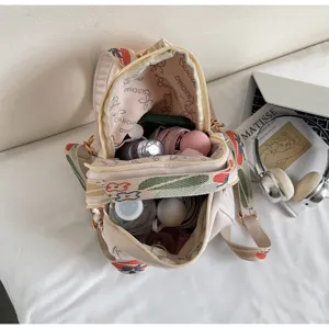 Vista dettagliata dello zaino casual da donna, beige con spallacci floreali, grande capacità.