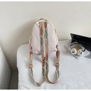 Vista dettagliata di uno zaino beige da donna con spallacci tessuti colorati.