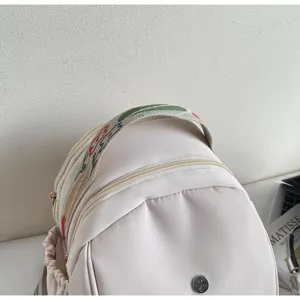 Vista dettagliata dello zaino casual da donna color crema con manico intrecciato.