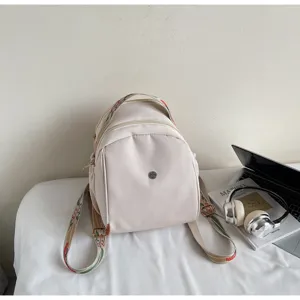 Vista dettagliata dello zaino casual da donna con spallacci fantasia e design compatto.