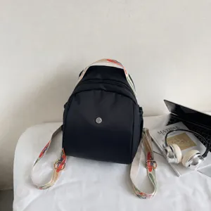 Zaino nero casual da donna, elegante borsa grande per la scuola e pratico zainetto da viaggio.