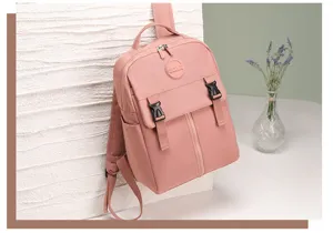 Zaino rosa in nylon elegante e capiente con tasche multiple per la vita quotidiana e viaggi.