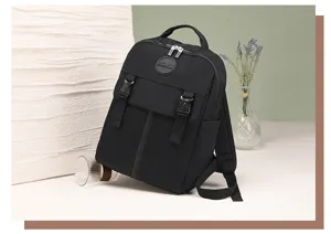 Elegante zaino in nylon nero per il commuting giornaliero e i viaggi all aperto pratico.