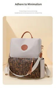 Sac à dos élégant pour femme au design bicolore avec poche monogramme et détail de gland chic.