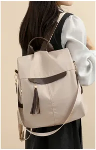 Vue détaillée d'un sac à dos antivol élégant pour femme avec pendentif à franges.