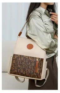 Sac à dos pour femme élégant avec motif monogramme, sac bandoulière stylé au quotidien.