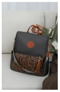 Sac à dos élégant pour femme avec poche monogramme, pompon et poignée supérieure.