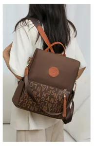 Gros plan détail du sac à dos pour femme en nylon marron avec poche à imprimé lettres.