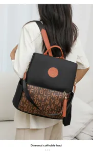 Vue détaillée montrant le motif de lettres élégant et les accents en cuir du sac à dos.