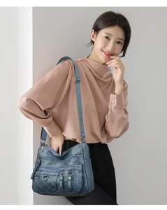 Borsa a tracolla multi-tasche in pelle PU morbida, vista di dettaglio con zip e scomparti.