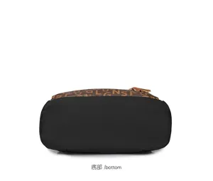 Vue détaillée du fond du sac à dos élégant pour femmes avec monogramme marron et base noire.