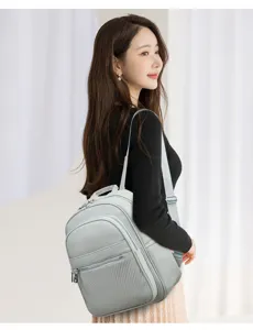 Vue détaillée du sac à dos élégant pour femme avec poches multiples et bretelles réglables.