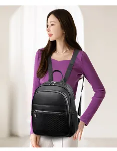 Sac à dos élégant pour femme en cuir noir, sac de ville décontracté avec poches multiples.