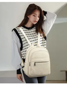 Sac à dos pour femme en cuir au design minimaliste avec poches pour le quotidien.