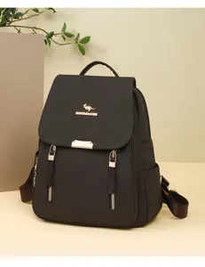 Vista dettagliata dello zaino in tessuto oxford marrone scuro, con cerniere resistenti.