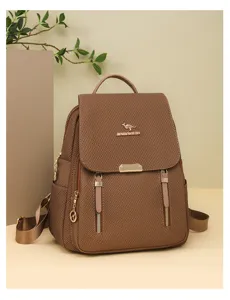 Vista dettagliata dello zaino impermeabile minimalista strutturato marrone con tasche pratiche