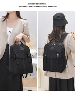 Vista dettagliata dello zaino casual nero in nylon con comode tasche e pratiche cinghie.