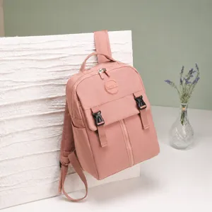 Zaino casual in nylon rosa di grande capienza, leggero e impermeabile per uso quotidiano.