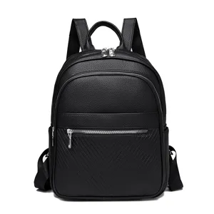 Élégant sac à dos noir en cuir pour femme avec poche avant matelassée et bretelles.