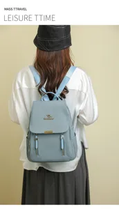 Vista dettagliata dello zaino in tessuto oxford impermeabile blu con zip in metallo.