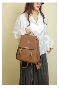 Zaino impermeabile in tessuto oxford da donna, elegante borsa da viaggio casual chic.
